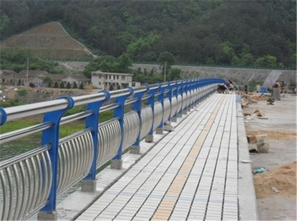 平谷不锈钢桥梁护栏的特性及其在现代建筑中的应用