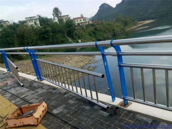 平谷不锈钢复合管护栏是一种卓越的防护材料